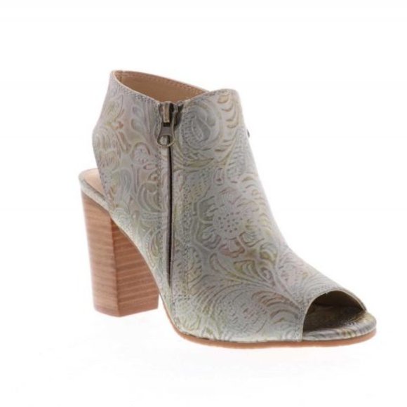 Sbicca Silver Floral Embossed Heels w/ Wooden Heel - Picture 3 of 5